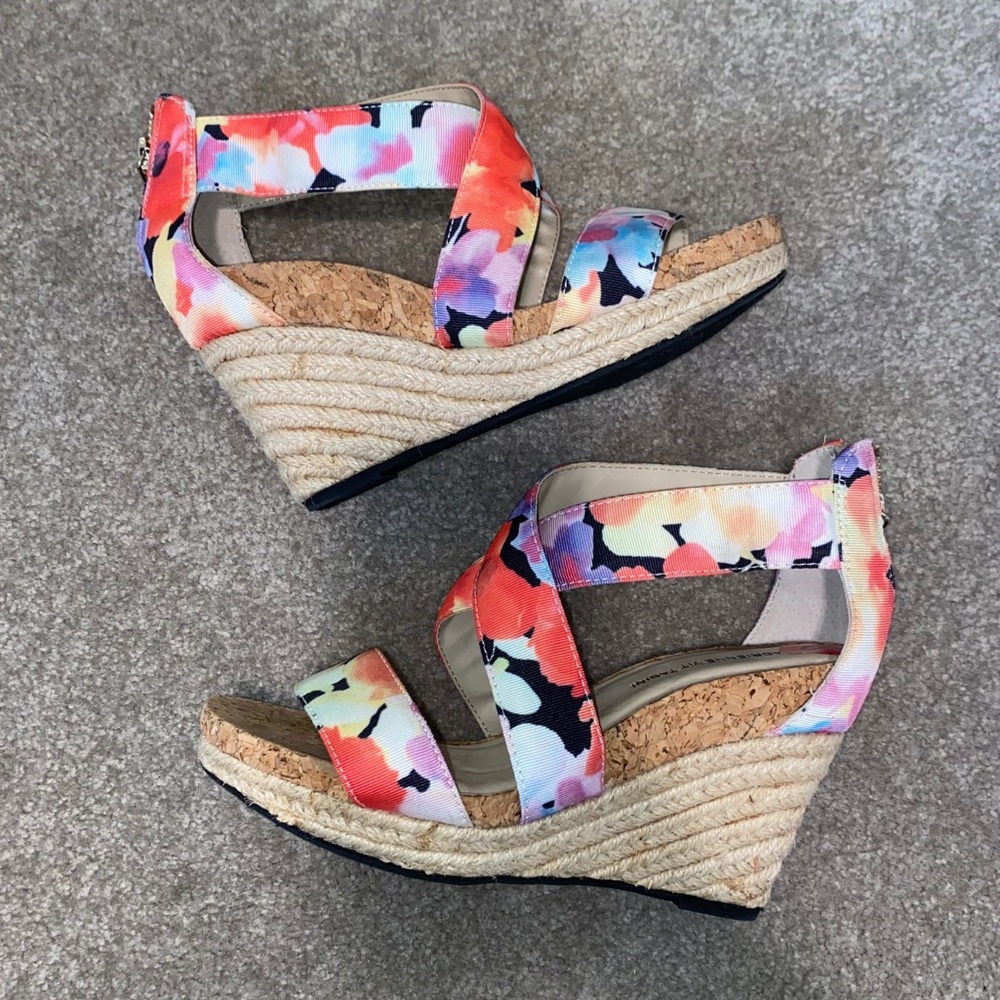 NEW Adrienne Vittadini Floral Wedges